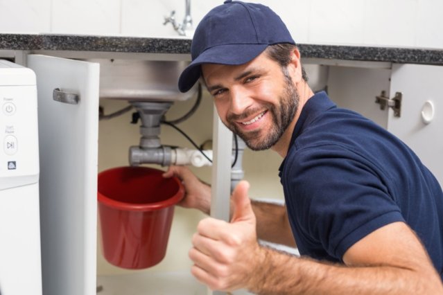 Fuite d'eau sous évier de cuisine