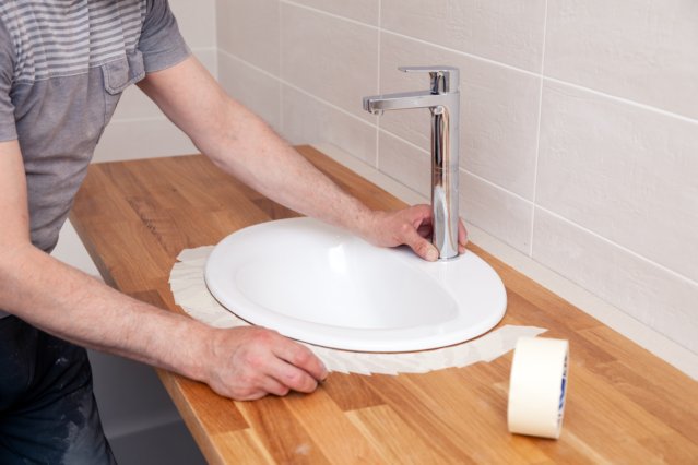 Installation d'un évier par un plombier spécialiste