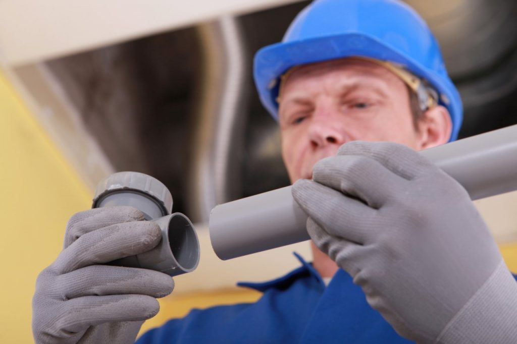 Raccordement tuyaux de Plomberie par un technicien